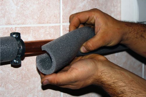 Dämmen von Warmwasserleitungen
