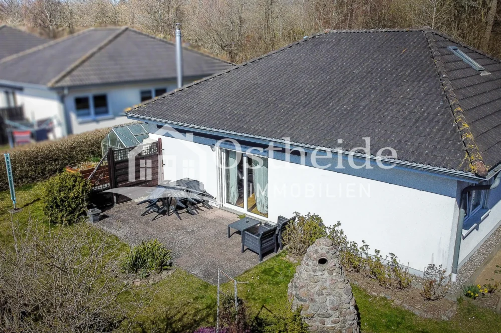 Luftaufnahme des Garten des Bungalow in Sassnitz mit Fokus auf die nach Süden ausgerichtete Terrasse.