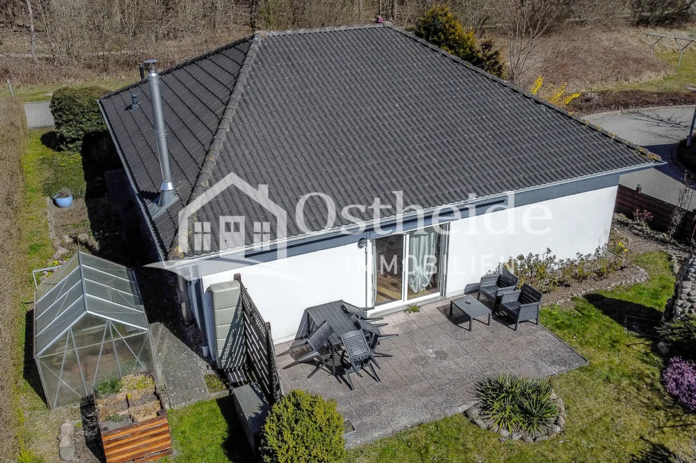 Luftaufnahme des Garten des Bungalow in Sassnitz.