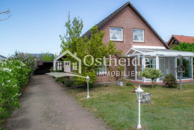 Freistehendes, gepflegtes Einfamilienhaus in Karwitz mit großem Garten, Carport und sichtbarem Wintergarten in ruhiger Lage.
