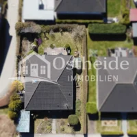 Luftaufnahme des Bungalow in Sassnitz auf der Insel Rügen.