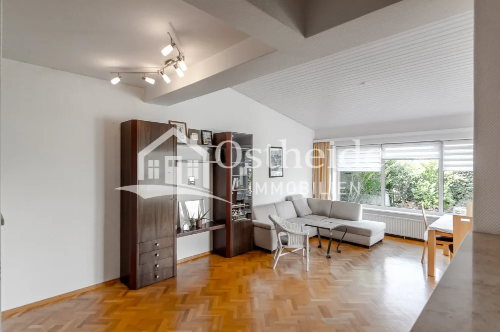 Dieses außergewöhnliche Wohnzimmer bricht mit klassischen, starren Grundrissen und begeistert in begehrter Split-Level-Bauweise. Die versetzte Halbetage schafft eine perfekte Balance aus großzügiger Offenheit und gemütlichen Rückzugsort.