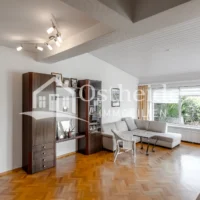 Dieses außergewöhnliche Wohnzimmer bricht mit klassischen, starren Grundrissen und begeistert in begehrter Split-Level-Bauweise. Die versetzte Halbetage schafft eine perfekte Balance aus großzügiger Offenheit und gemütlichen Rückzugsort.