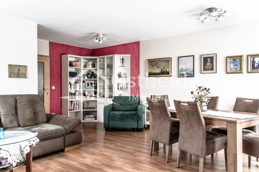 Das helle Wohnzimmer mit Essbereich für die große Familie.