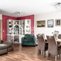 Das helle Wohnzimmer mit Essbereich für die große Familie.