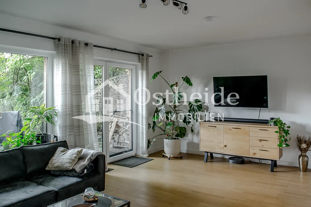 Wohnzimmer mit Blick auf die Terrasse in Ihrem Reihenmittelhaus in Seevetal-Maschen