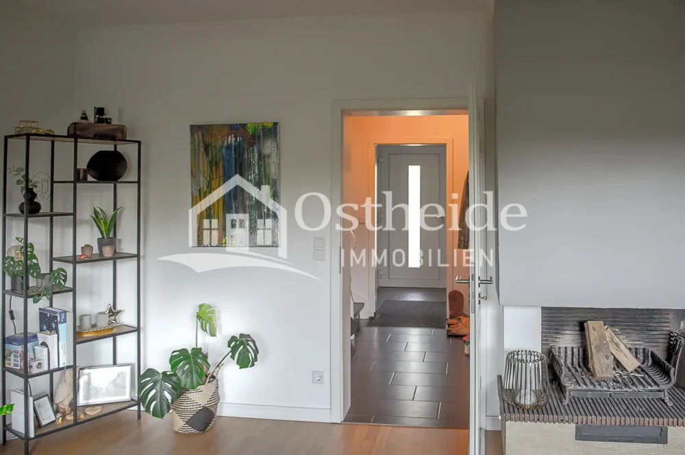 Wohnzimmer mit Blick in den Flur - Reihenmittelhaus in Seevetal-Maschen