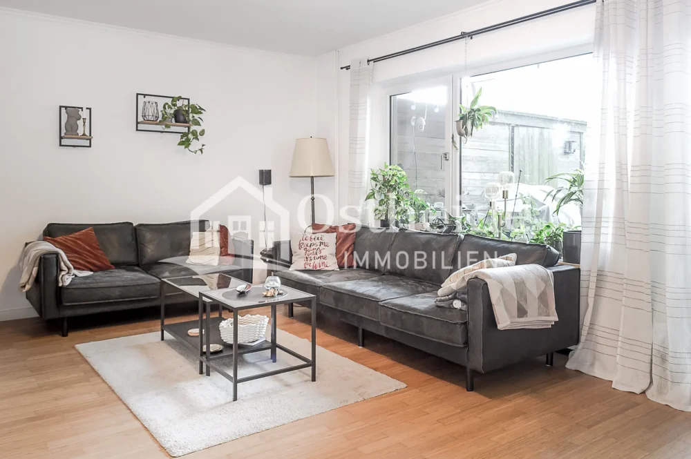 Das helle Wohnzimmer des Mittelreihenhauses vor den Toren Hamburg.