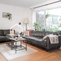 Das helle Wohnzimmer des Mittelreihenhauses vor den Toren Hamburg.