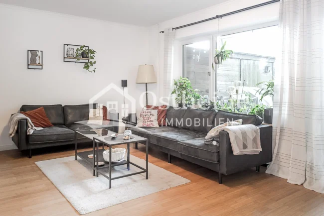 Das helle Wohnzimmer des Mittelreihenhauses vor den Toren Hamburg.