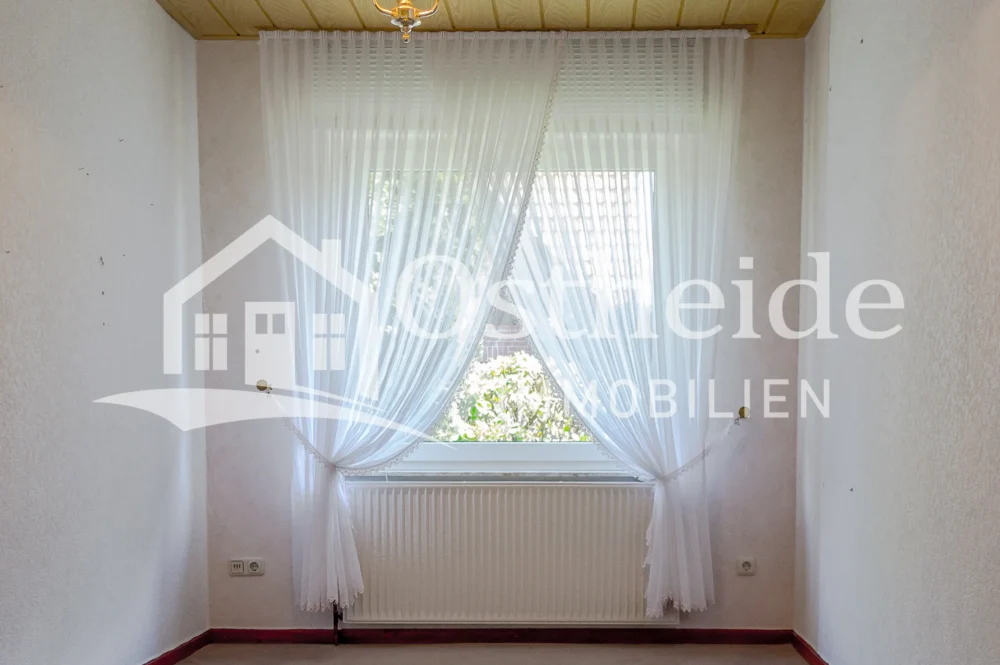 Helles Zimmer im Erdgeschoss der Immobilie in Karwitz, das sich flexibel als Homeoffice, Kinderzimmer oder Gästezimmer eignet.
