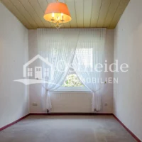 Helles Zimmer im Erdgeschoss der Immobilie in Karwitz, das sich flexibel als Homeoffice, Kinderzimmer oder Gästezimmer eignet.