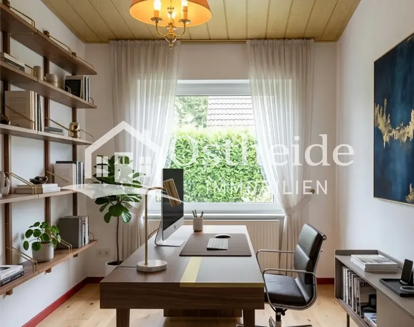 Digital möbliertes, helles Zimmer der Immobilie in Karwitz, das im modernen Stil stilvoll als komfortables Homeoffice eingerichtet ist.
