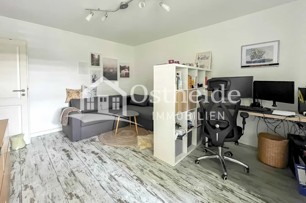 Ein helles Zimmer in der Immobilie in Seevetal-Maschen, was als Arbeitszimmer genutzt.