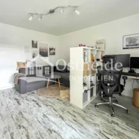 Ein helles Zimmer in der Immobilie in Seevetal-Maschen, was als Arbeitszimmer genutzt.