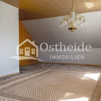 Großes, helles Zimmer im Obergeschoss der Immobilie in Karwitz mit ca. 30m² Wohnfläche, zwei großen Fenstern und einem maßangefertigten Einbauschrank.
