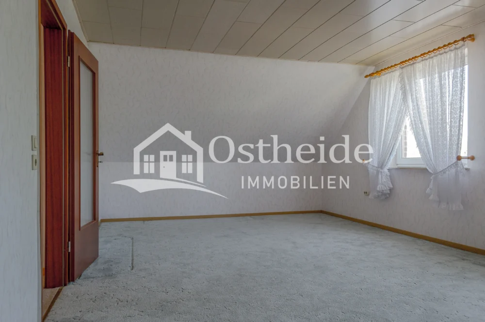 Zweites großes, helles Zimmer im Obergeschoss der Immobilie in Karwitz mit ca. 30m² Wohnfläche und zwei großen Fenstern.