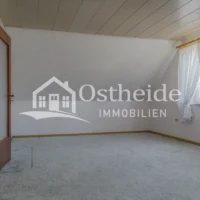 Zweites großes, helles Zimmer im Obergeschoss der Immobilie in Karwitz mit ca. 30m² Wohnfläche und zwei großen Fenstern.