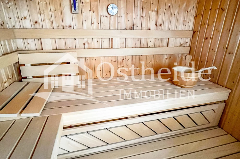Geräumige, eingebaute Sauna im Obergeschoss der Immobilie in Karwitz für den privaten Wellness- und Spa-Bereich.