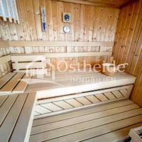 Geräumige, eingebaute Sauna im Obergeschoss der Immobilie in Karwitz für den privaten Wellness- und Spa-Bereich.