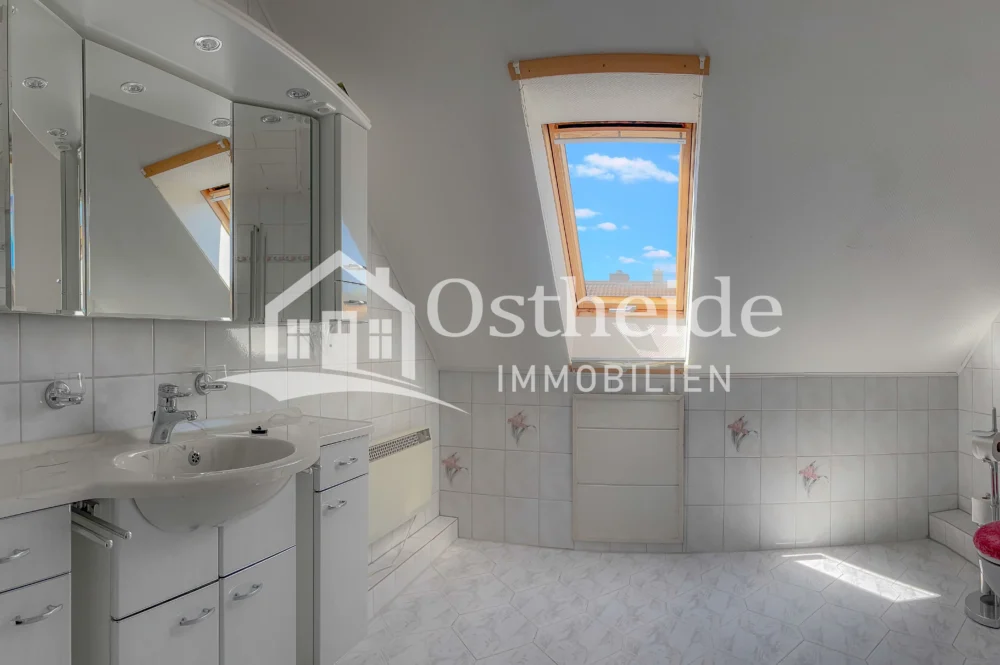 Großes, helles Tageslicht-Duschbad im Obergeschoss der Immobilie in Karwitz.
