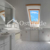 Großes, helles Tageslicht-Duschbad im Obergeschoss der Immobilie in Karwitz.