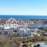 Luftaufnahme der Umgebung von der Immobilie in Sassnitz mit Blick auf die Ostsee.